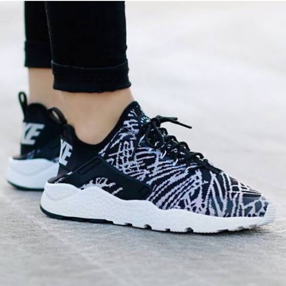 Nike Shoes - Nike Air Huarache